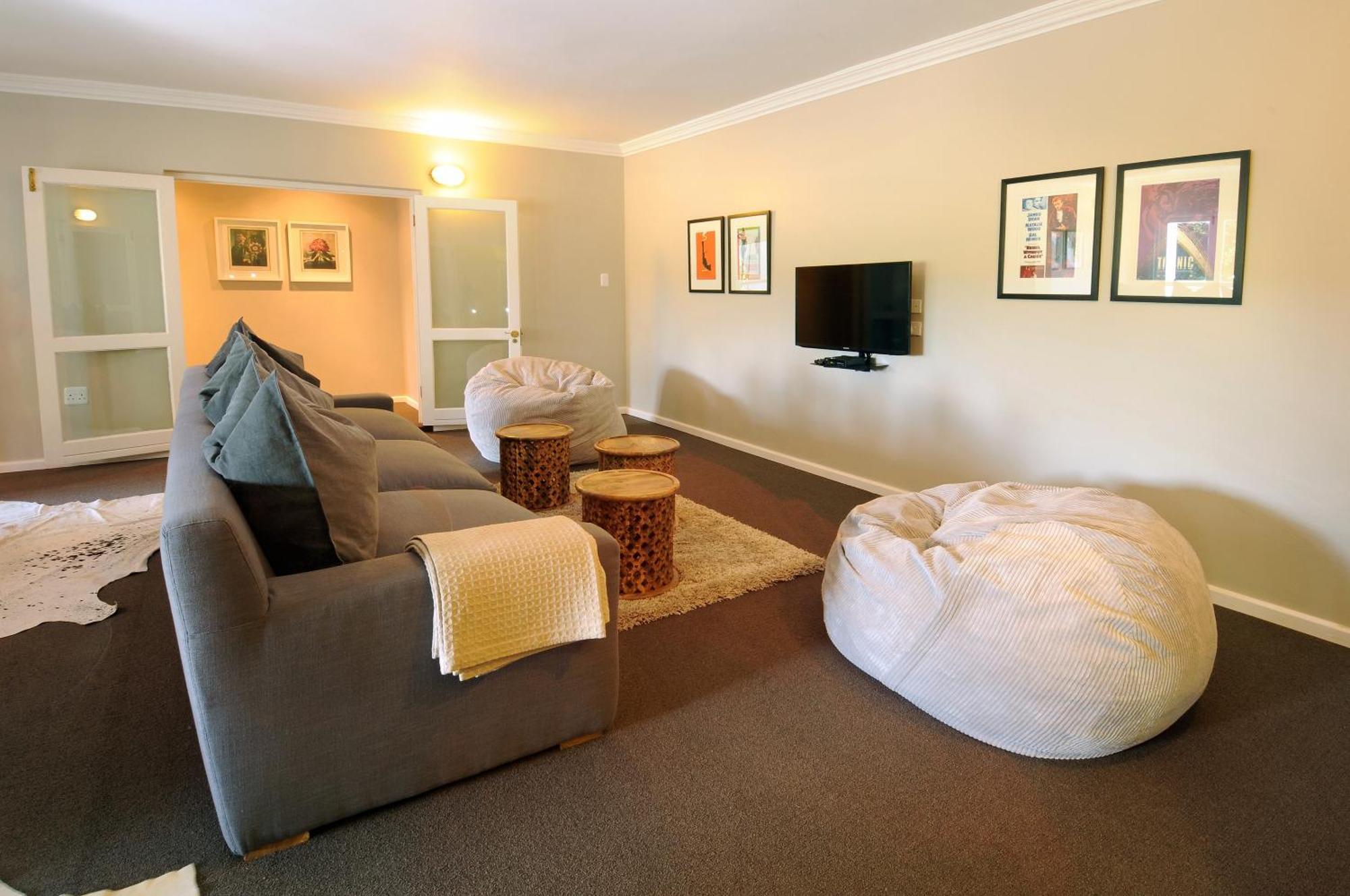 Отель 8A Grahamstown By The Oyster Collection Номер фото